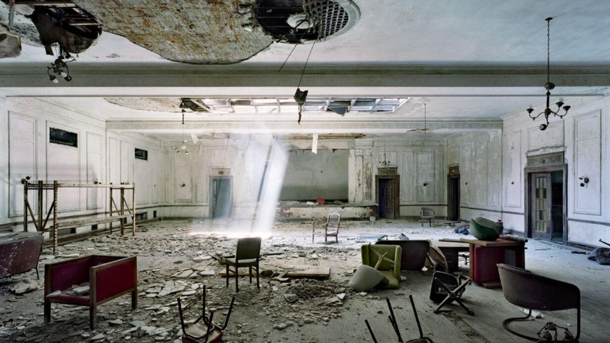 Ballroom, American Hotel, 2007, tiré de la série « The Ruins of Detroit », © Yves Marchand et Romain Meffre