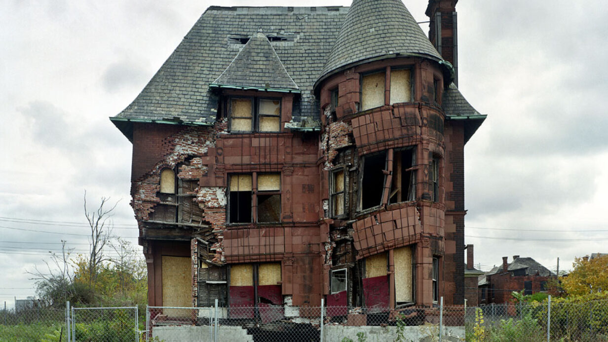 William Livingstone House, Brush Park, 2007, tirée de la série « The Ruins of Detroit », © Yves Marchand et Romain Meffre