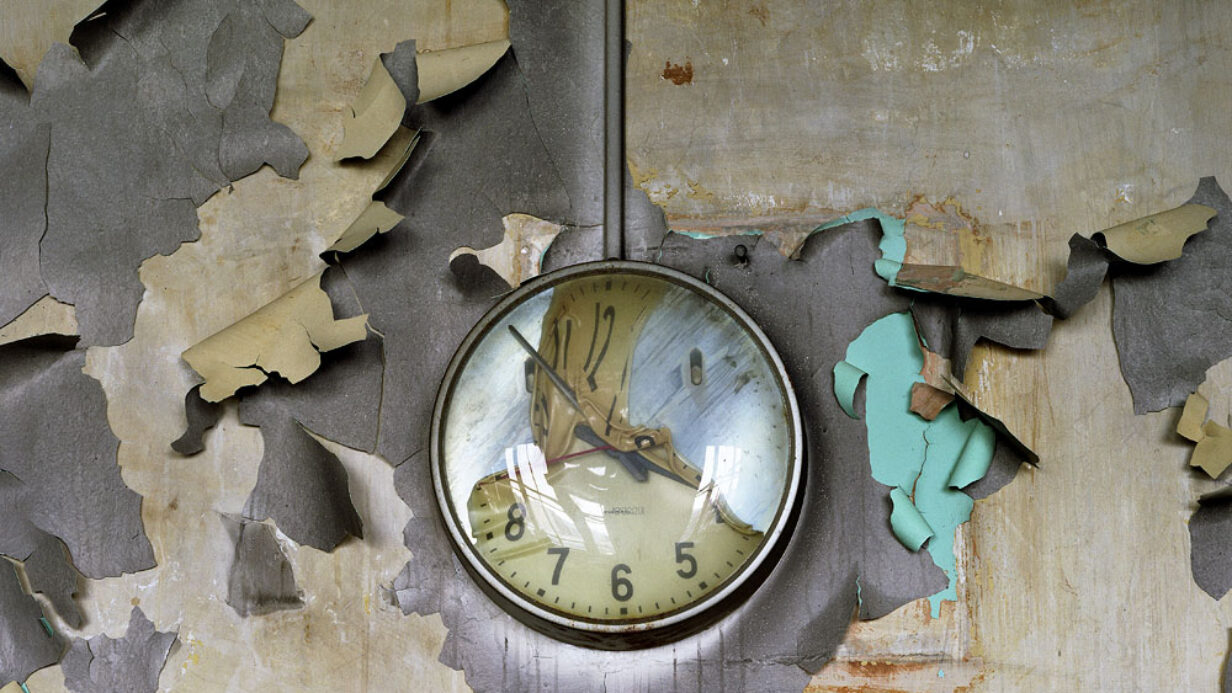 Melted Clock, Cass Technical High School, 2008, tirée de la série « The Ruins of Detroit », © Yves Marchand et Romain Meffre