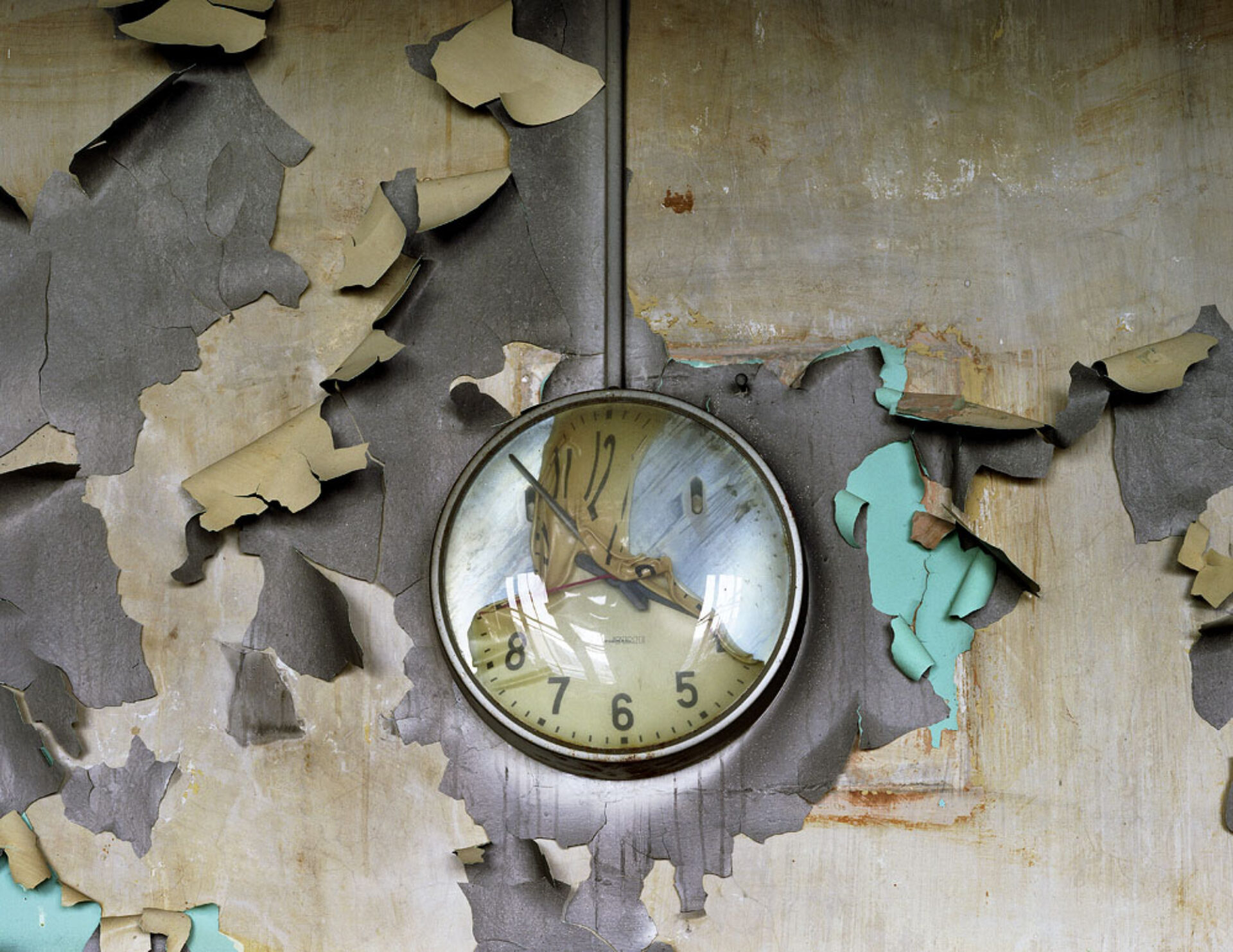 Melted Clock, Cass Technical High School, 2008, tirée de la série « The Ruins of Detroit », © Yves Marchand et Romain Meffre