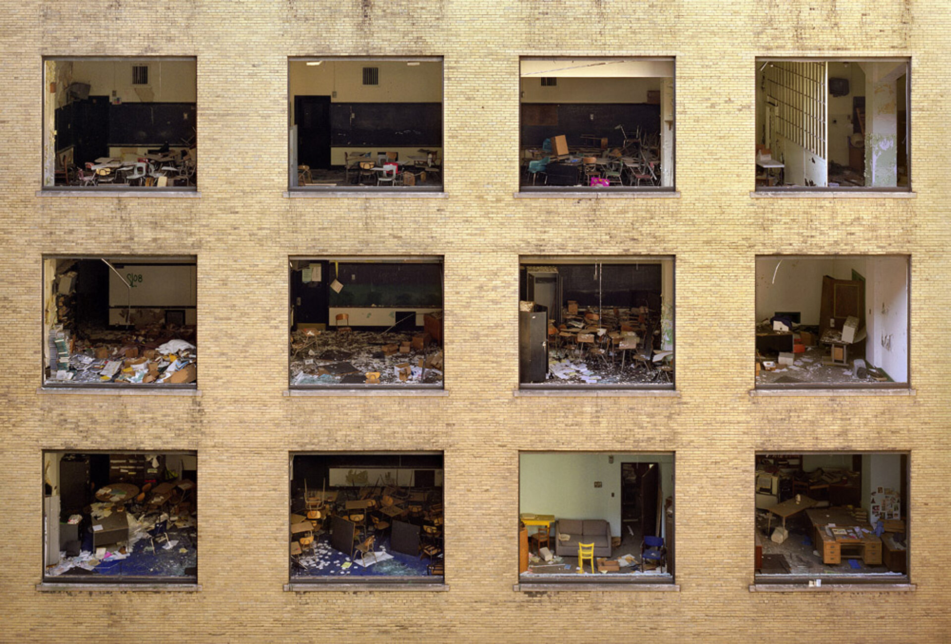 Courtyard, Cass Technical High School, 2008, tirée de la série « The Ruins of Detroit », © Yves Marchand et Romain Meffre