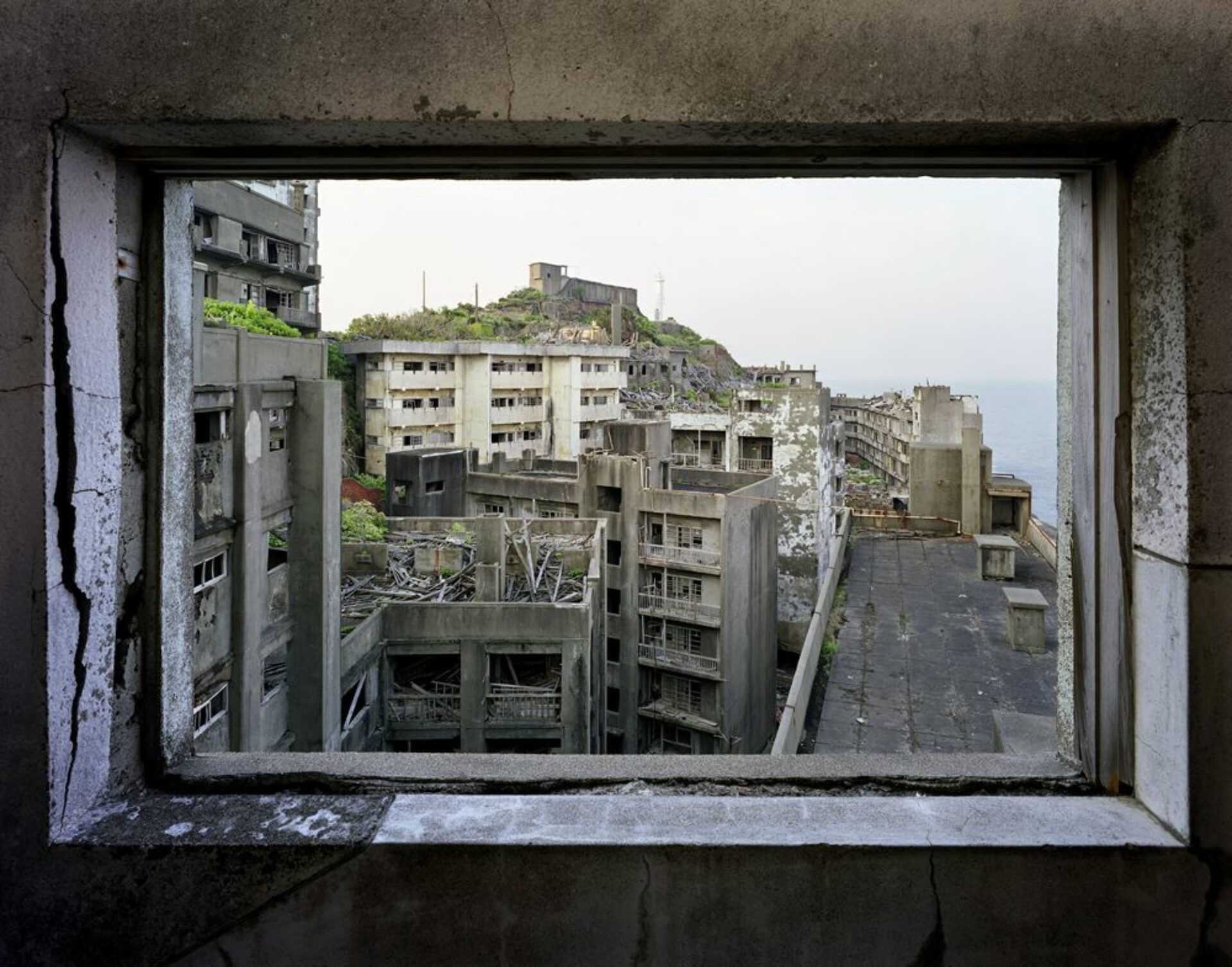 Looking South from building 51, tirée de la série « Gunkanjima », © Yves Marchand et Romain Meffre
