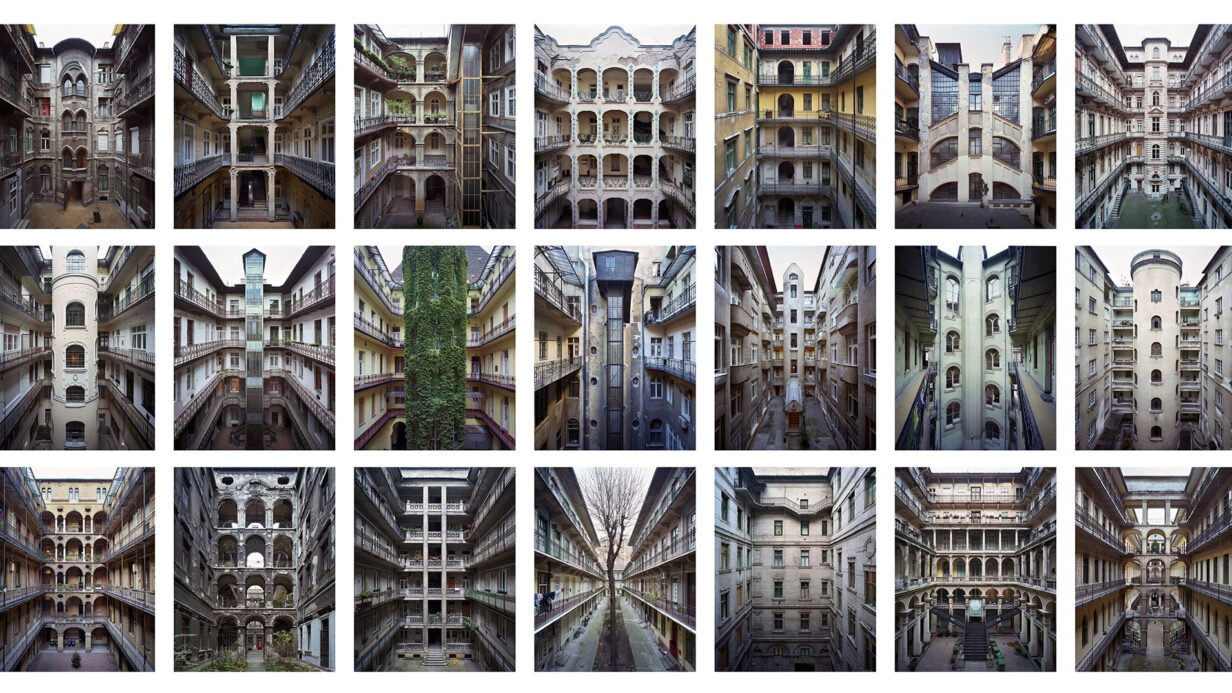 Typology #1, 2014-2016 tirée de la série « Budapest Courtyards », © Yves Marchand et Romain Meffre