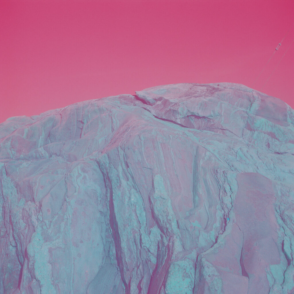 © Charlotta Hammar, « Turquoise Cliff Pink Sky », image tirée de la série « All shelters are marked with a sign », 2019-2022 | charlottahammar.com