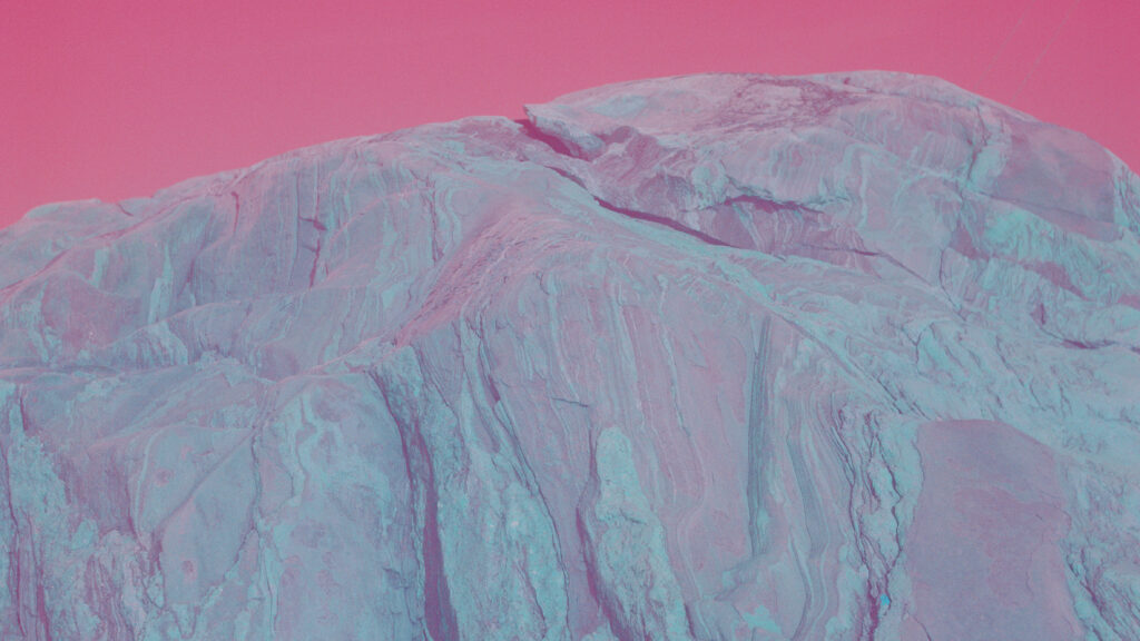 © Charlotta Hammar, « Turquoise Cliff Pink Sky », image tirée de la série « All shelters are marked with a sign », 2019-2022 | charlottahammar.com