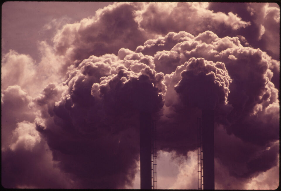 Marc St. Gill, « Des fumées de souffre s&rsquo;échappant de l&rsquo;usine de produits chimiques Olin Mathieson », Louisiane, Etats-Unis, juillet 1972 | Image de la série Documerica | National Archives and Record Administration (Etats-Unis)