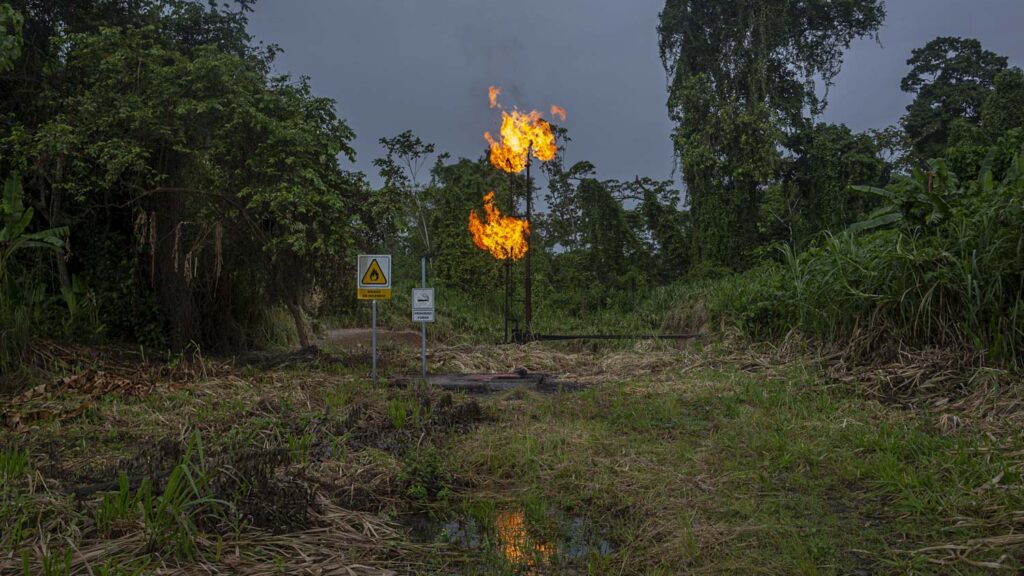 Ivan Castaneira, « Torchère située dans l’Amazonie équatorienne, appartenant à la compagnie pétrolière nationale équatorienne Petroecuador », image tirée de la série « Les écosystèmes en danger : l’empreinte toxique du pétrole ».
