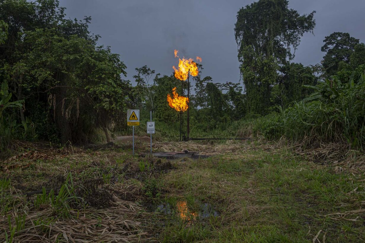 Ivan Castaneira, « Torchère située dans l’Amazonie équatorienne, appartenant à la compagnie pétrolière nationale équatorienne Petroecuador », image tirée de la série « Les écosystèmes en danger : l’empreinte toxique du pétrole ».