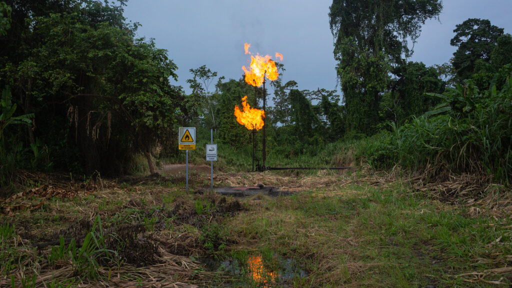 © Ivan Castaneira, Torchère située dans l’Amazonie équatorienne, appartenant à la compagnie pétrolière nationale équatorienne Petroecuador, image tirée de la série « Les écosystèmes en danger : l’empreinte toxique du pétrole ».