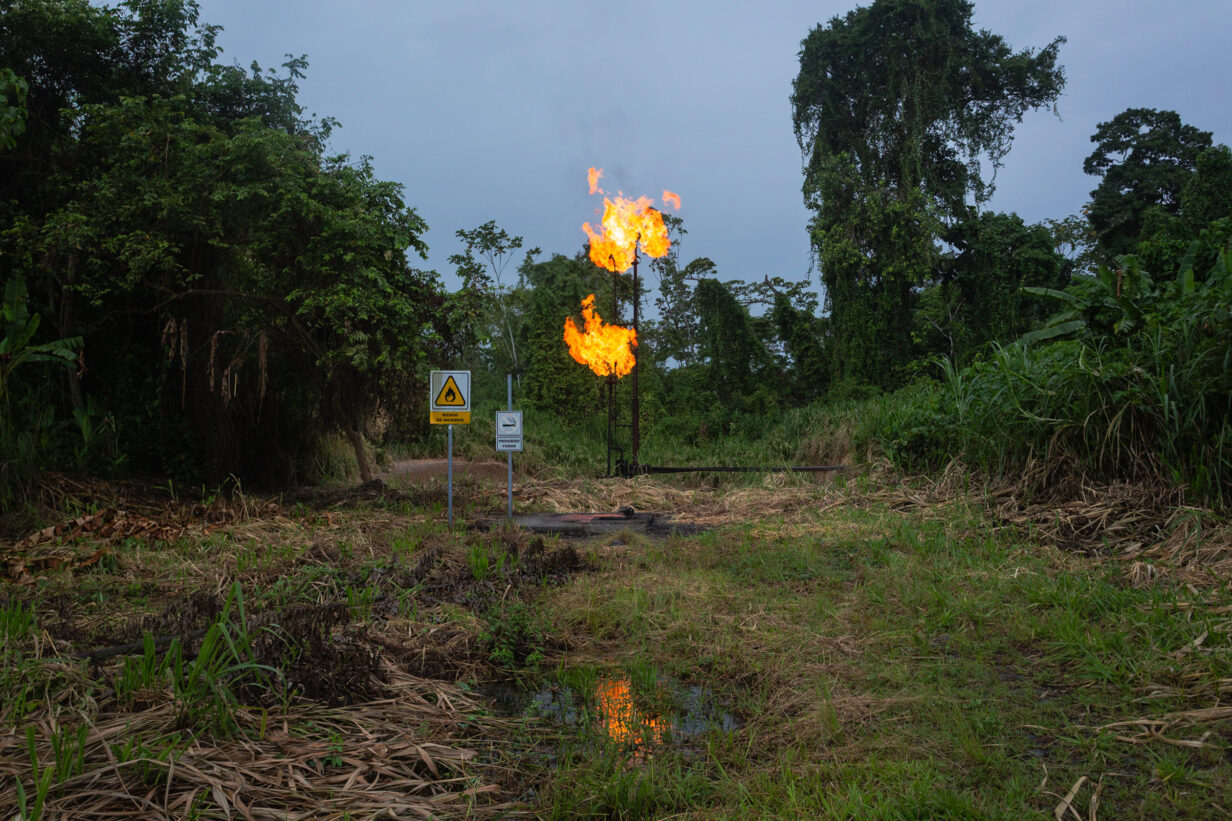 © Ivan Castaneira, Torchère située dans l’Amazonie équatorienne, appartenant à la compagnie pétrolière nationale équatorienne Petroecuador, image tirée de la série « Les écosystèmes en danger : l’empreinte toxique du pétrole ».